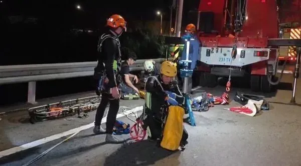 快訊/三峽夜半死亡自撞！7旬翁騎機車高速K中電線桿　噴飛摔進河床不治