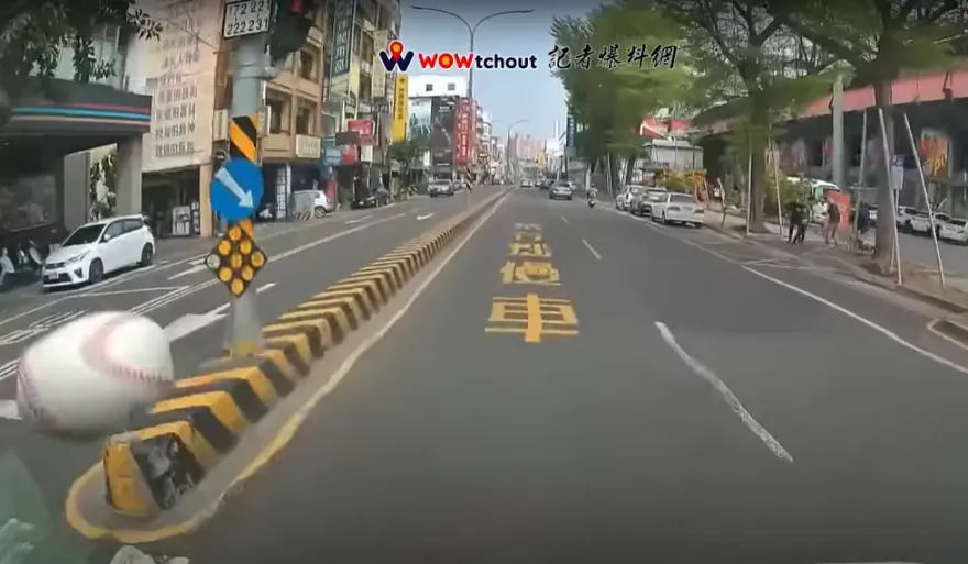 影/一道白影飛過！統一獅熱身賽界外球「打他愛車」　球迷揪出兇手可能是他