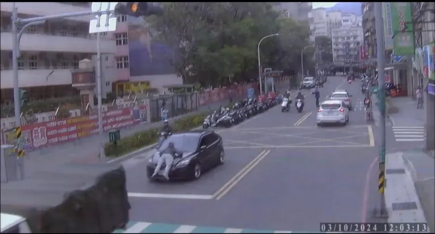影/癡情男趴引擎蓋女友加速疾駛　警攔車他翻臉控對方攜毒2人都慘了