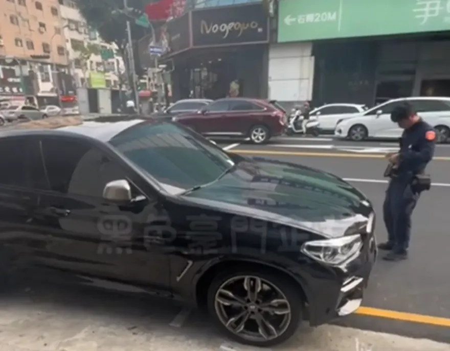 影/台中BMW車頭超出停車格！被收費又開單　民眾直呼：很衰欸