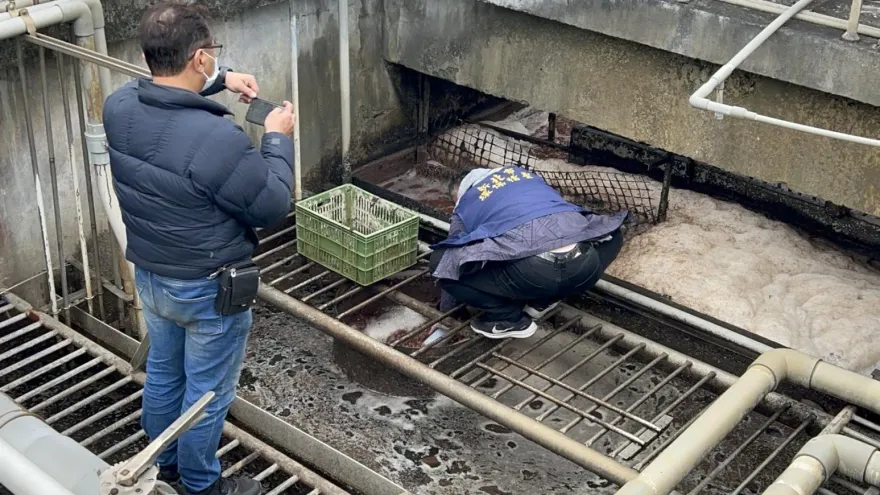 新北樹林驚見「血紅」污水！肉品市場偷排遭抓包…最重可罰600萬