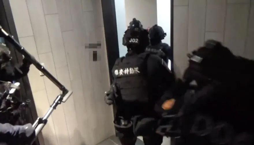 影/破獲詐騙集團！首腦背10條通緝冒充身分躲查緝　 詐騙上億爽開800萬豪車