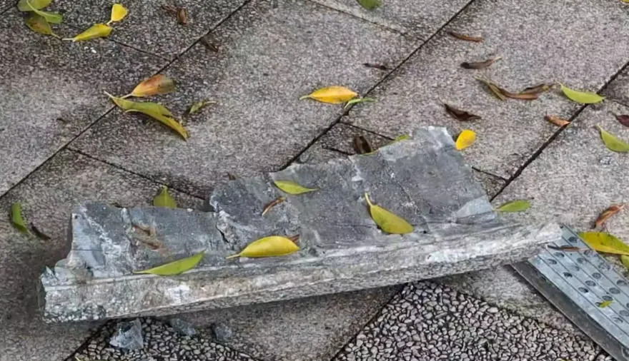 影/太驚悚！台中某科大下「磁磚雨」　拳頭大磁磚脫落釀災