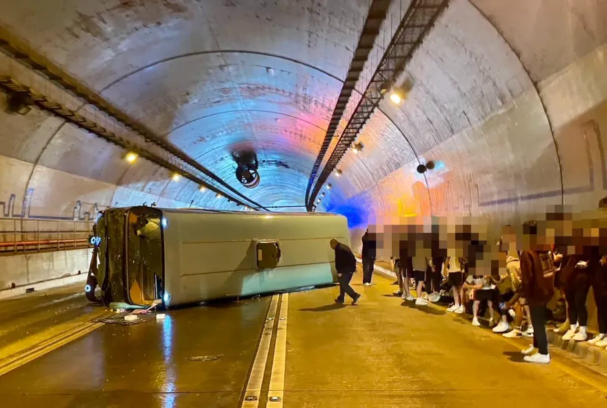 快訊/現場畫面曝！康橋校車信義快速道路隧道翻車　18人輕傷送醫