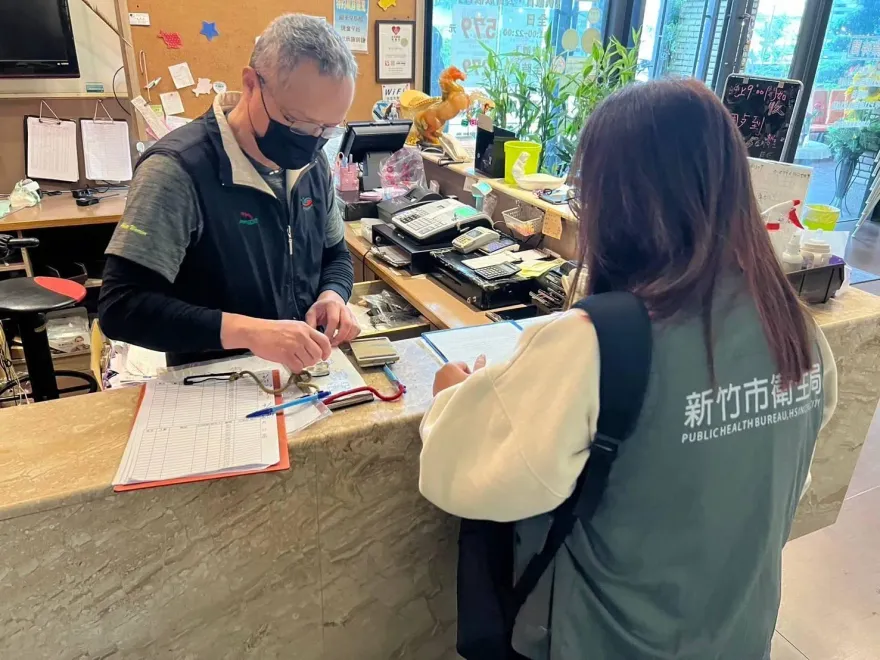 影/全台餐飲業亮「紅」燈！「4業者」使用違規沙茶醬　竹市查總計5934.6公斤