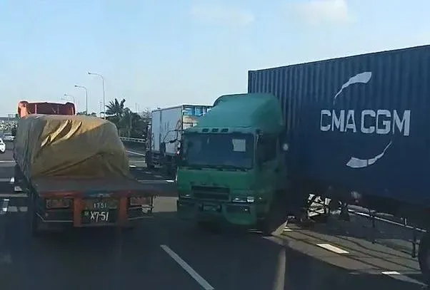 快訊/國一貨櫃車「折甘蔗」超驚悚！　追撞事故占用車道