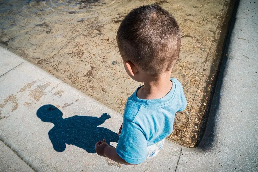 惡保母虐1歲男童竟傳「施暴實況」　妹鼓勵：這樣小孩才會乖