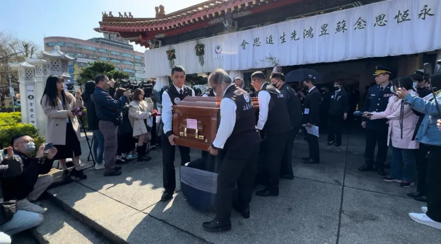 快訊/一路好走！基隆警蘇昱鴻靈柩離開　警政署長率同仁列隊送行