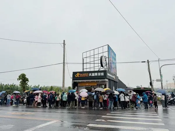高雄飲料店下雨天排滿人！不是買飲料　粉絲搶領「這1物」