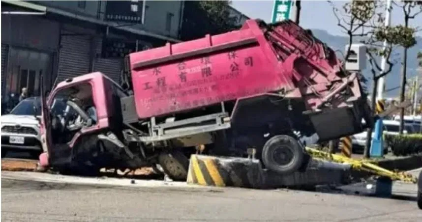 快訊/新北垃圾車衝撞分隔島！女子撞破玻璃飛出車外