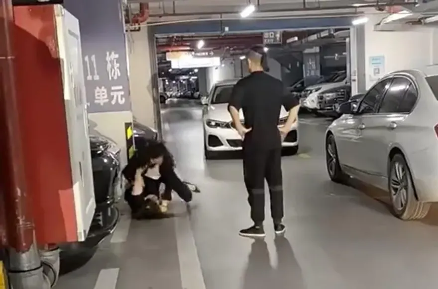 影/停車場變摔角擂台！兩女「扯髮、飛踢」樣樣來　男插腰旁觀被罵翻
