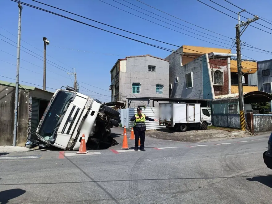 快訊/高雄路竹路塌吞「水泥車」害撞牆　駕駛自行爬出