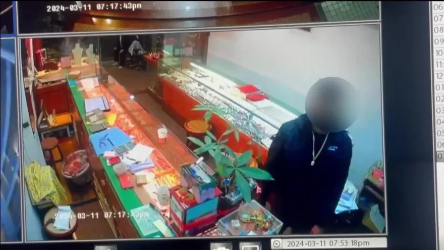 影/高雄銀樓搶案！28萬金飾黑衣男戴了就跑　警方鎖定身分追緝中