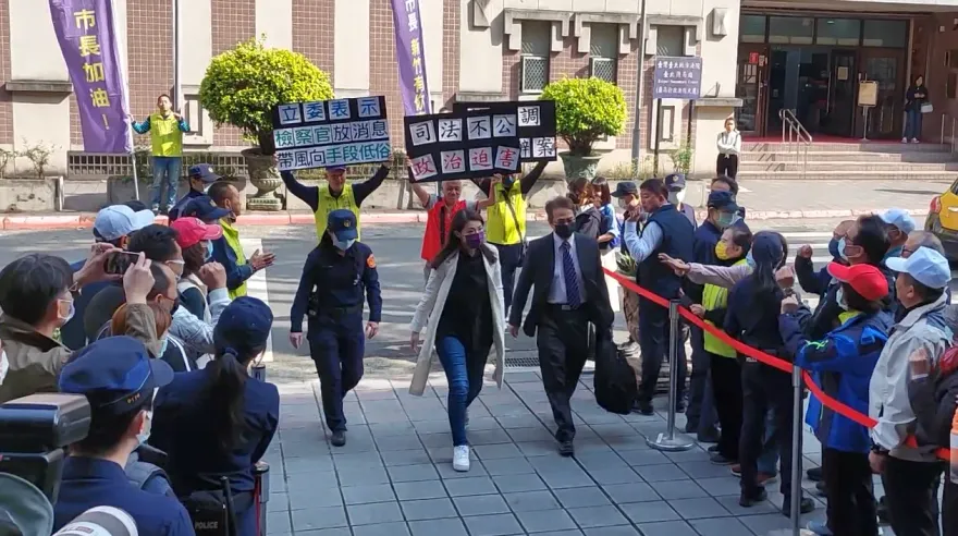 影/高虹安貪污案又被爆「潑咖啡滅證」　民眾聲援出庭：檢察官放消息手段低俗