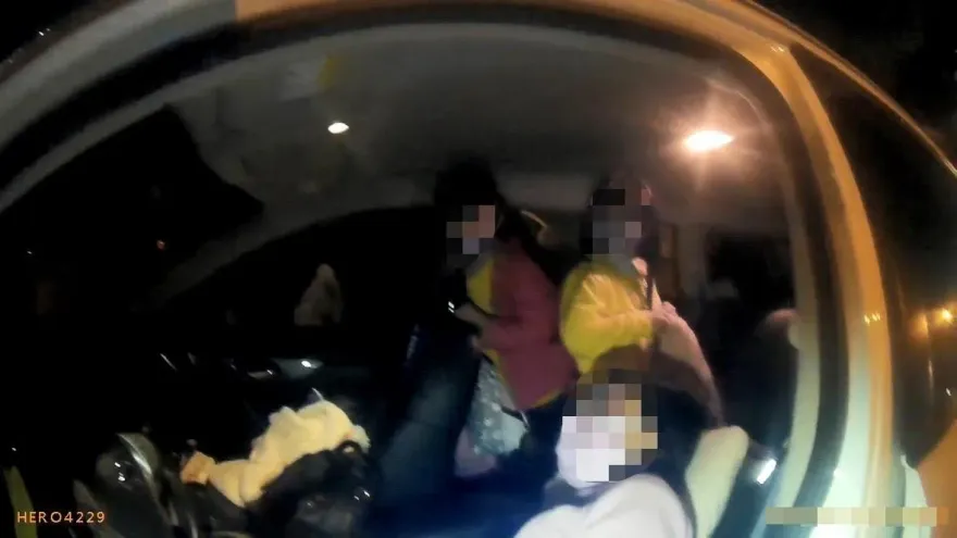 影/媽媽昏倒了！她接孩子下課車停路邊癱軟　2稚女冷靜救母