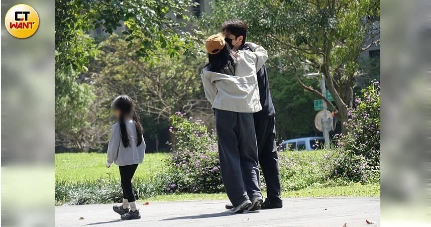 結婚10年仍如新婚！高圓圓公園甜吻趙又廷　陪女兒不忘高調放閃