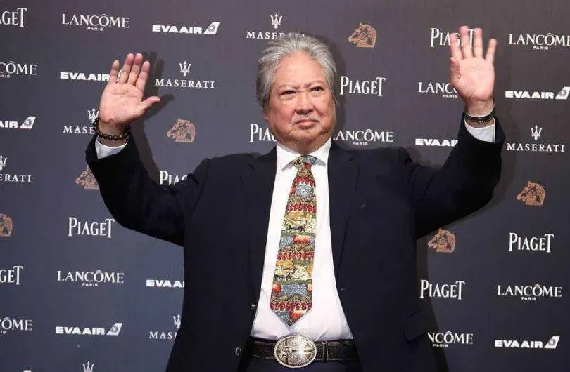 膝蓋開刀坐輪椅！72歲洪金寶逛大街被捕獲　遇斷腿乞丐掏大鈔伸援手
