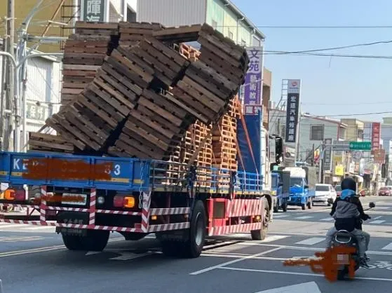 台南「絕命終結站」！大貨車載棧板「傾斜抓平衡」　驚悚畫面曝光