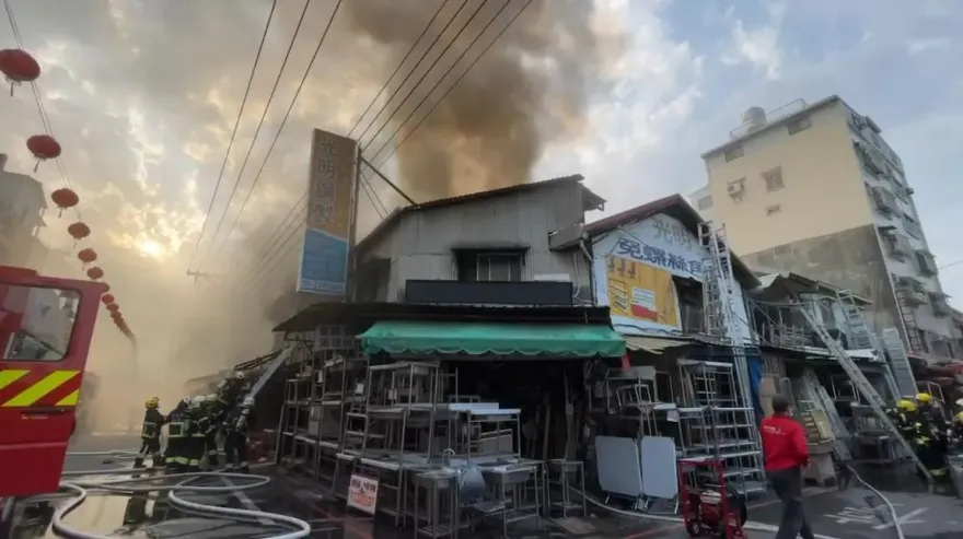 快訊/嘉義70年木造建築傳祝融　猛烈火勢延燒5店面幸無傷亡