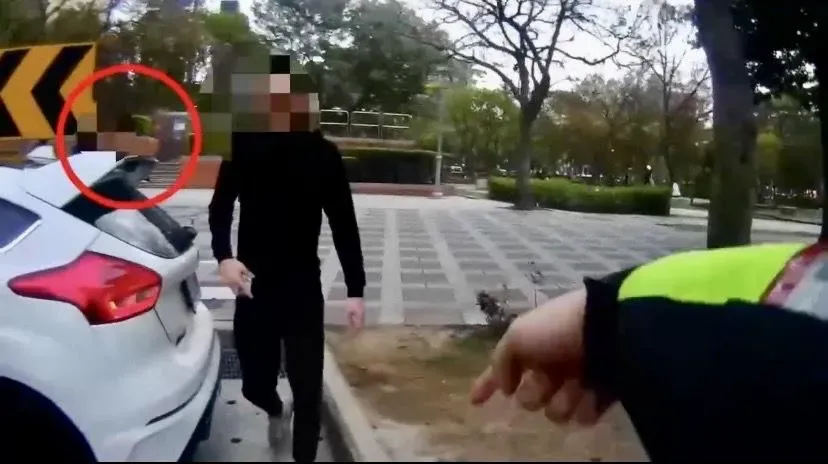 影/汽車違停飄出塑膠味遭盤查　乘客持毒拒檢狂奔警追捕逮人