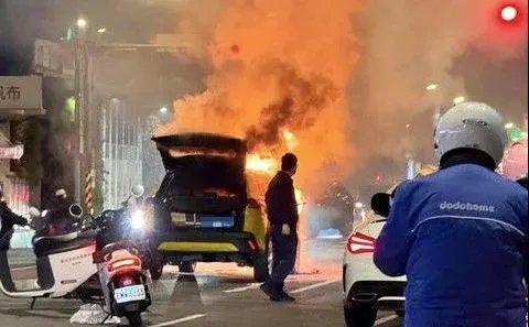 快訊/北市長春路計程車火燒車　整部車「陷火海」現場濃煙密佈