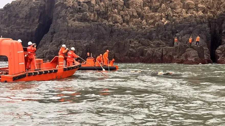 陸船遇浪襲翻覆兩岸「同框」搜救畫面曝！海巡：陸船艇進入我海域有先通報