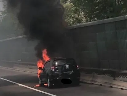 快訊/國1北向楠梓段「驚見火燒車」！休旅車黑煙狂竄　駕駛幸運逃出