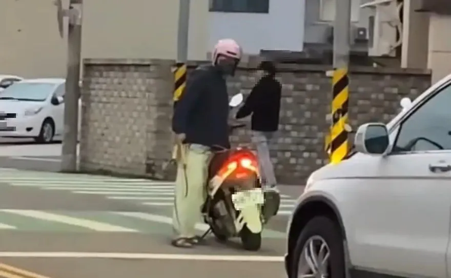 影/苗栗驚見雙鐮刀狂男！按喇叭嗆聲10分鐘被勸阻　竟持刀追殺「公親」