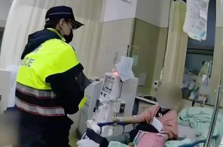 影/急診室暴力！狂婦被拔針時滲血竟持刀恐嚇醫護　嗆「惡毒的人拿刀捅妳」