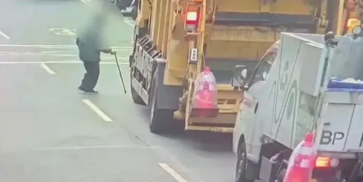 影/未注意車前狀況釀不幸！北市清潔隊垃圾車作業時　撞倒過馬路7旬老翁致身亡