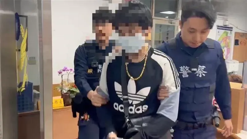 哪壺不開提哪壺！他欠錢尷尬遇債主　喪父痛處遭刺「牙」起來掏槍射對方頭