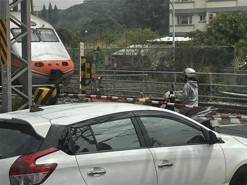 太離譜！新竹「超狂女騎士」直闖平交道　害自強號緊急煞車