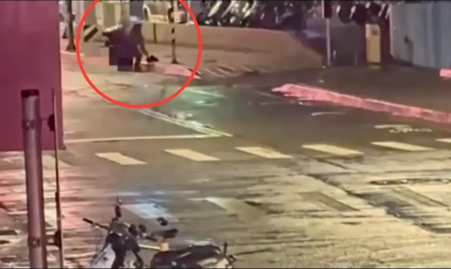 影/北市男酒醉包包遺留路邊　外送員起貪念A走下場出爐