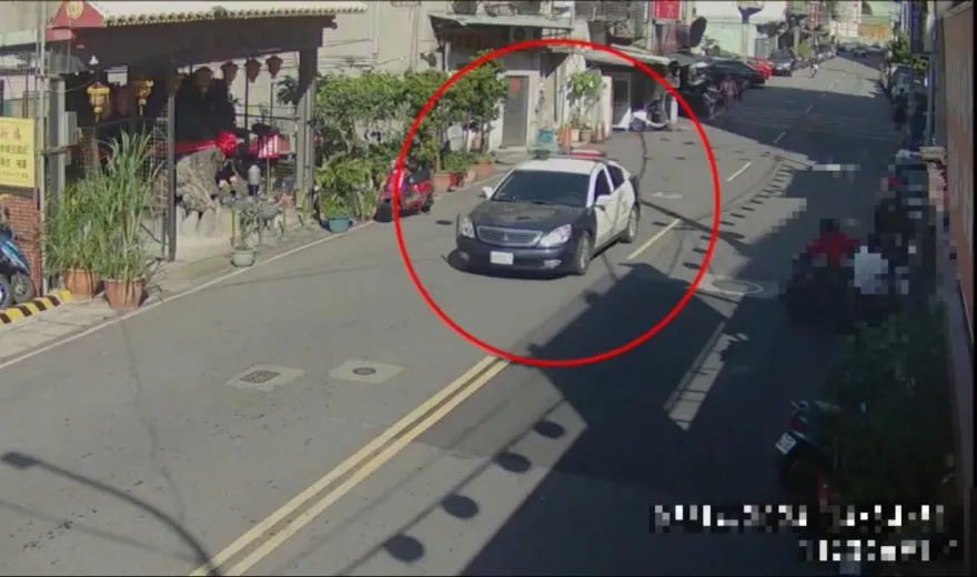 影/新北2歲女童發燒經孿昏倒　父急攔警車員警鳴笛火速衝醫院
