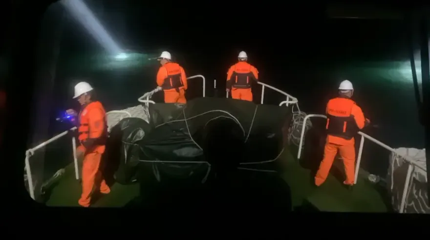 影/東碇海域陸船翻覆2死2失蹤！　海巡深夜搜救畫面曝