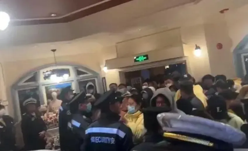 影/上海迪士尼失控現場曝！排8小時搶嘸熱門包　遊客硬闖商店拒絕離開