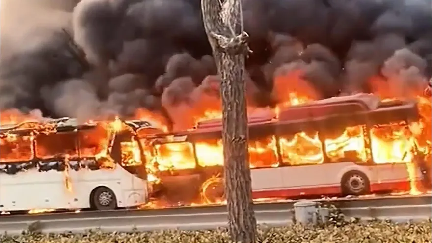 影/「紅色火舌吞噬」！天津大巴撞公車　燒到只剩空架釀1死37傷