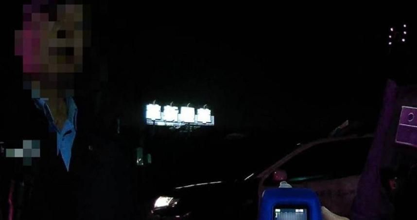 想當「酒鬼」！男騎車摔臥路邊...酒測一吹1.78毫克　警：已達瀕死邊緣