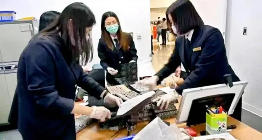 法籍男攜海洛因闖桃機失敗！被逮辯稱「僅受託」放行李箱　下場慘了