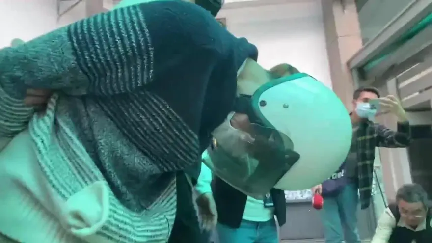 影/撞死工程師囂張叼菸拒到案遭拘提　今雙腿癱軟哭著道歉辯：「有煞車」