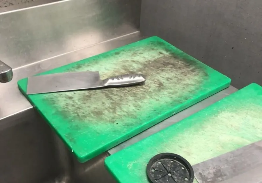 噁心！新竹知名火鍋店遭控「砧板發霉、肉品不知放多久」　衛生局稽查限期改善