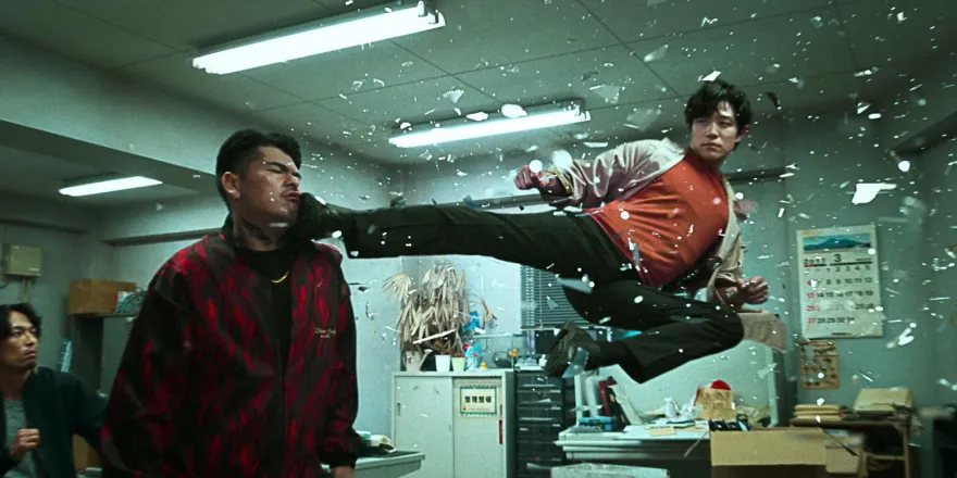 《城市獵人》真人版電影將上映　鈴木亮平空中掃堂腿引話題