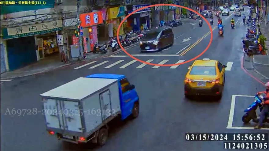 影/超尷尬！員警查通緝犯竟被「運兵車」載走　雙北警合力圍捕攔車逮人