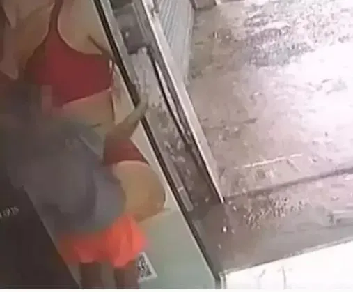 內衣廣告牌竟淪洩慾對象！噁男下方瘋摩擦模特兒　壞壞畫面全被拍下