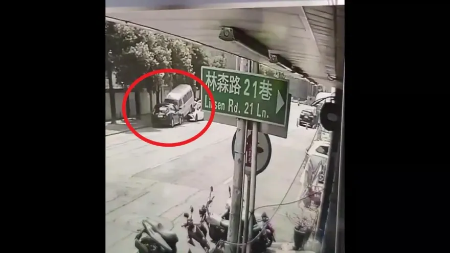 影/高雄女逆撞路邊車輛！廂型車遭頂起「疊羅漢」影像曝