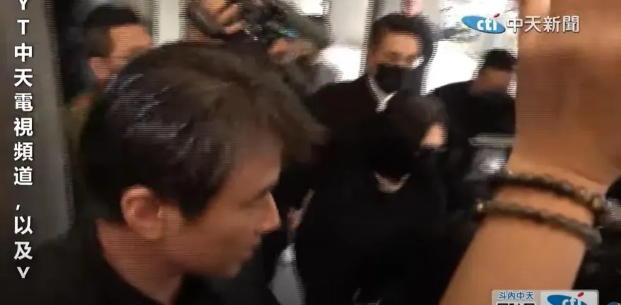 影/小S緊牽許雅鈞送公公最後一程！許慶祥遺孀眼眶泛淚　場面哀戚