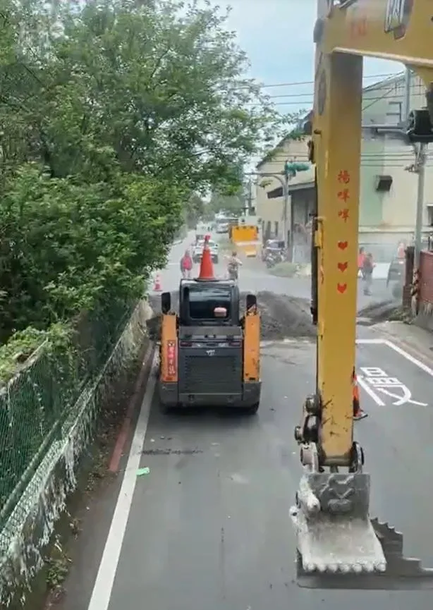 怪手司機秀2招！三角錐「甩水瓶」完美落地　高超技術引人稱奇
