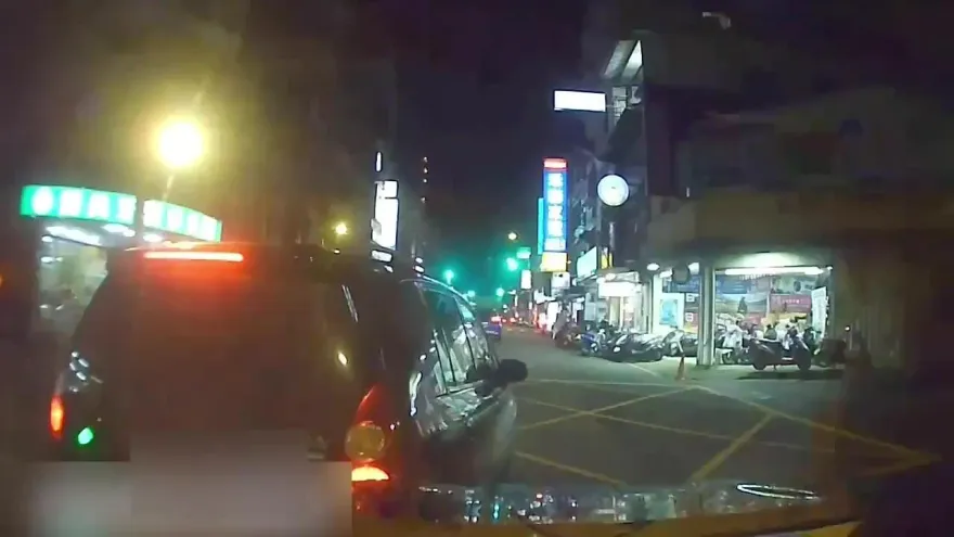 影/超ㄎ一ㄤ！他倒車猛撞又嗆聲　逃逸再撞車被查獲雙刀挨罰+吊扣駕照