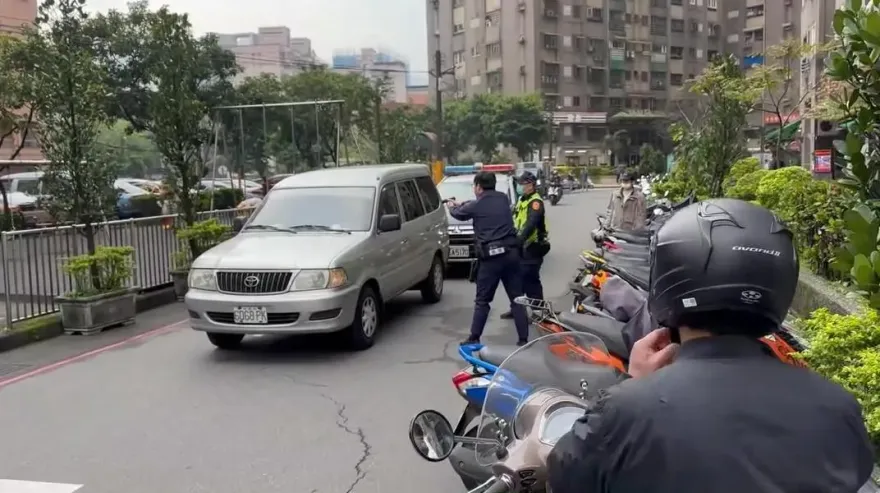 活該！汐止男不爽開車炸街！警拔槍拖他下車壓制逮捕