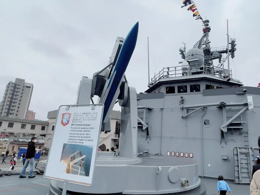 影/海軍敦睦支隊靠港基隆港  成功艦模擬裝填標一飛彈畫面曝光